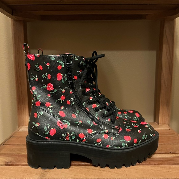 GUESS Women's Fearne Faux leather Platform Boots size 7.5 - Picture 5 of 11